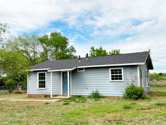 501 CORLEY DR, Devine, TX 78016