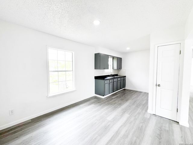 501 CORLEY DR, Devine, TX 78016