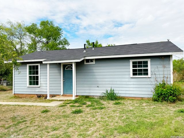 501 CORLEY DR, Devine, TX 78016