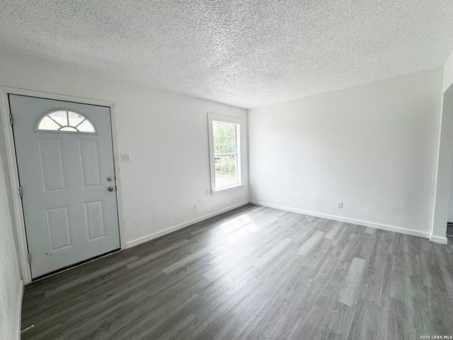 501 CORLEY DR, Devine, TX 78016