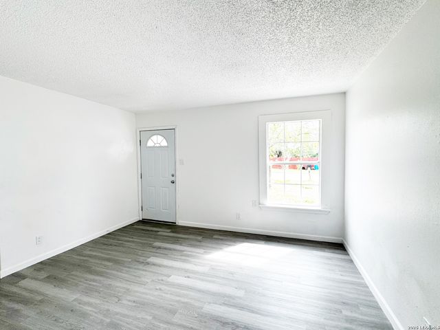 501 CORLEY DR, Devine, TX 78016
