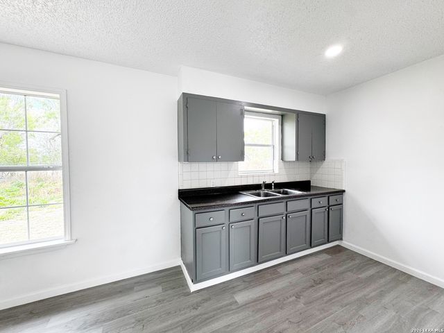 501 CORLEY DR, Devine, TX 78016