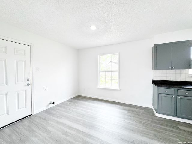 501 CORLEY DR, Devine, TX 78016