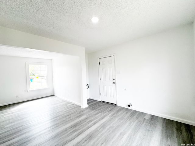 501 CORLEY DR, Devine, TX 78016