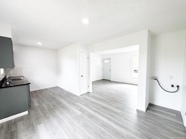501 CORLEY DR, Devine, TX 78016