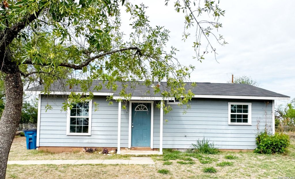 501 CORLEY DR, Devine, TX 78016