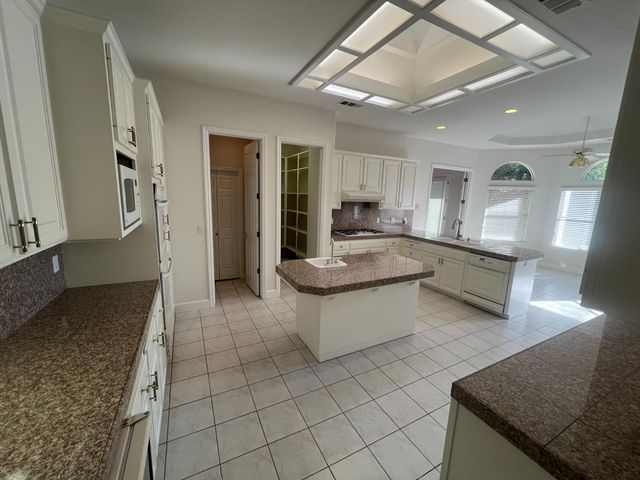 2563 W Fir Avenue, Fresno, CA 93711