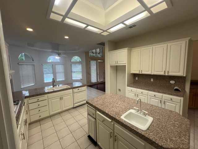 2563 W Fir Avenue, Fresno, CA 93711