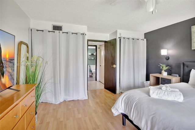 5821 Washington Street 30, Hollywood, FL 33023