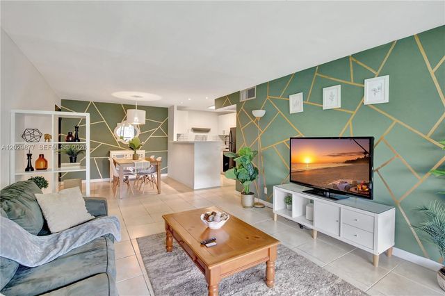 5821 Washington Street 30, Hollywood, FL 33023