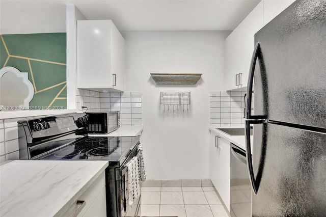 5821 Washington Street 30, Hollywood, FL 33023