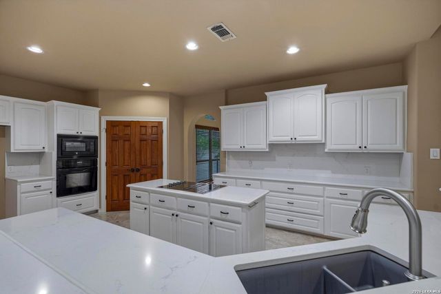 8 ORSINGER FRG, San Antonio, TX 78230