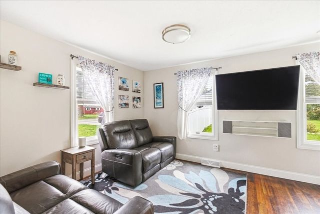 9 Douglas Ave, Norwell, MA 02061