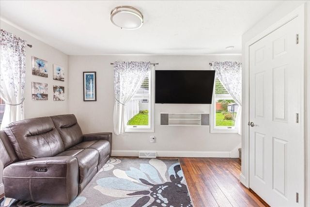 9 Douglas Ave, Norwell, MA 02061