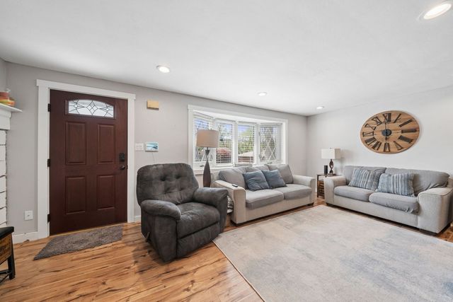 447 Saratoga Dr, Pleasant Hills, PA 15236