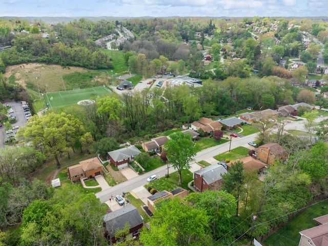 447 Saratoga Dr, Pleasant Hills, PA 15236