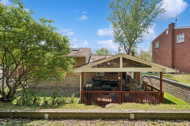 447 Saratoga Dr, Pleasant Hills, PA 15236