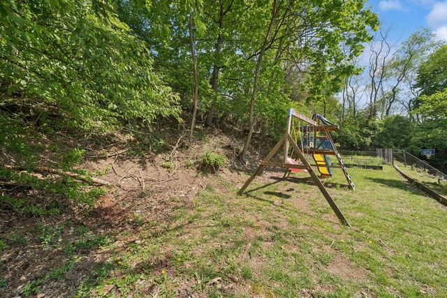 447 Saratoga Dr, Pleasant Hills, PA 15236