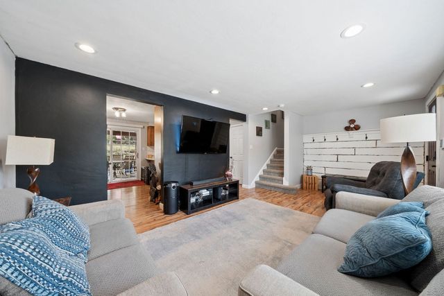 447 Saratoga Dr, Pleasant Hills, PA 15236