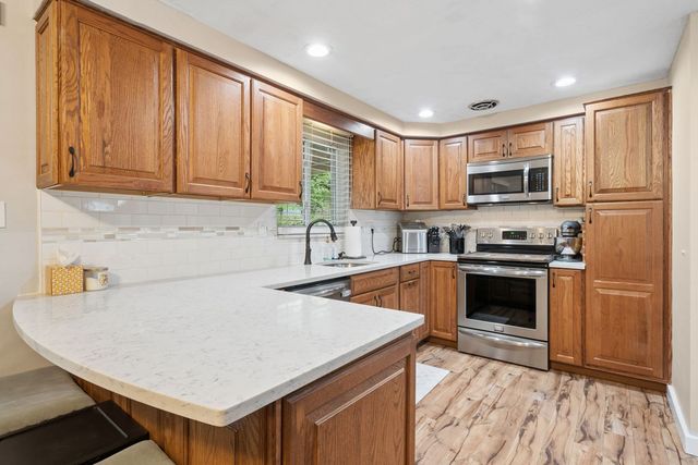 447 Saratoga Dr, Pleasant Hills, PA 15236