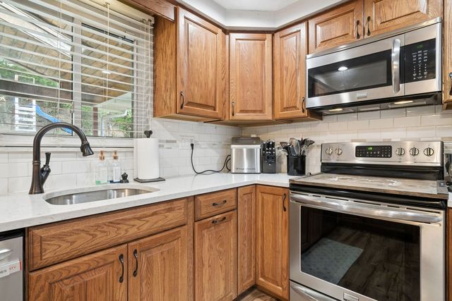 447 Saratoga Dr, Pleasant Hills, PA 15236