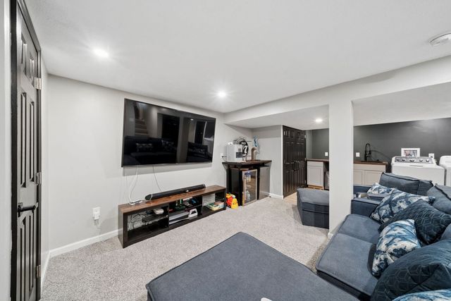 447 Saratoga Dr, Pleasant Hills, PA 15236