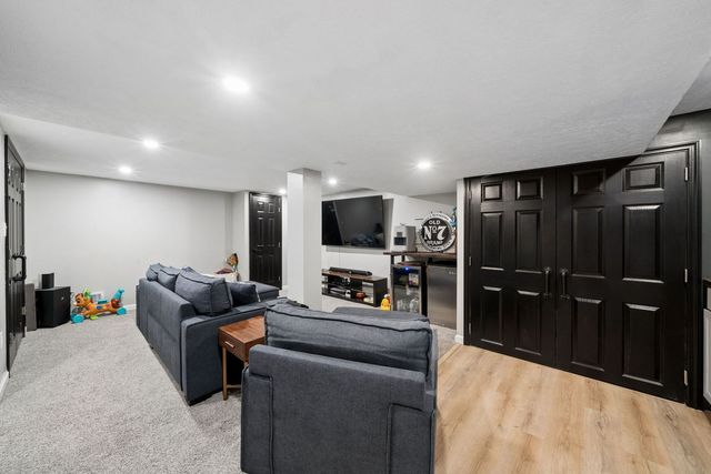 447 Saratoga Dr, Pleasant Hills, PA 15236