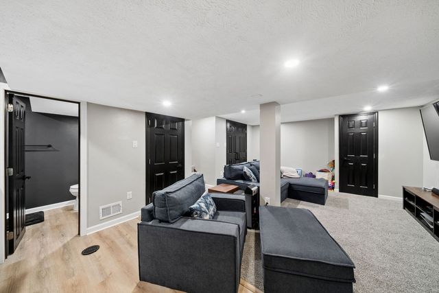 447 Saratoga Dr, Pleasant Hills, PA 15236