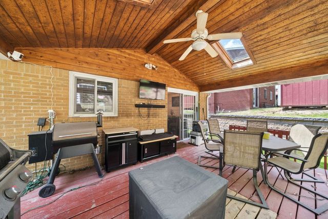 447 Saratoga Dr, Pleasant Hills, PA 15236