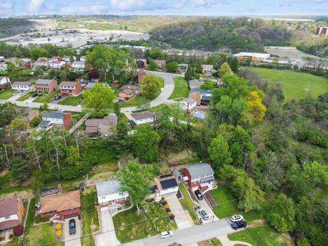 447 Saratoga Dr, Pleasant Hills, PA 15236
