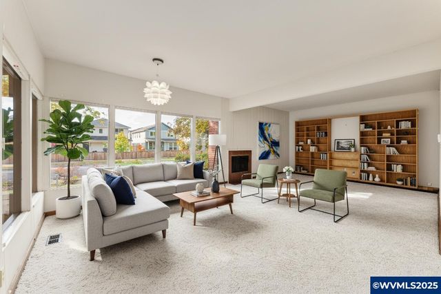 2755 D St NE, Salem, OR 97301