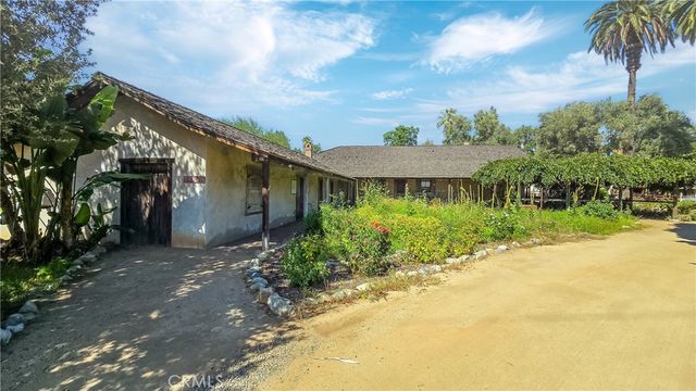 464 W Columbia Avenue, Pomona, CA 91768