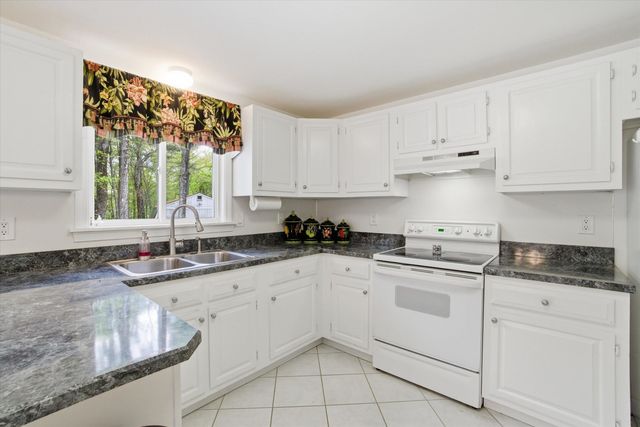 4 Timothy Lane, Hudson, NH 03051