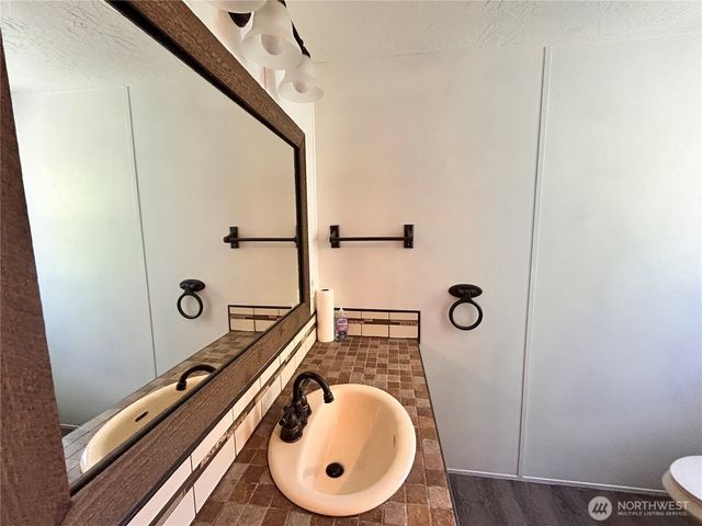 850 Crescent Street, Raymond, WA 98577