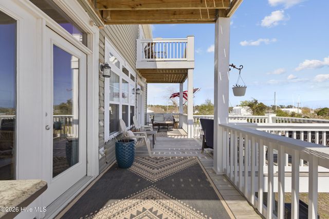 345 Twin Oaks Drive, Hampstead, NC 28443
