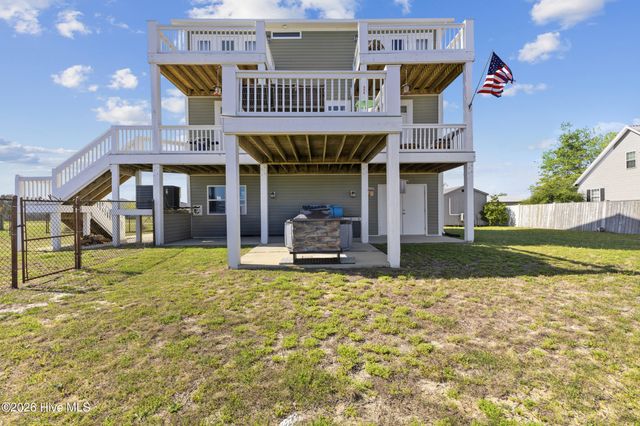 345 Twin Oaks Drive, Hampstead, NC 28443