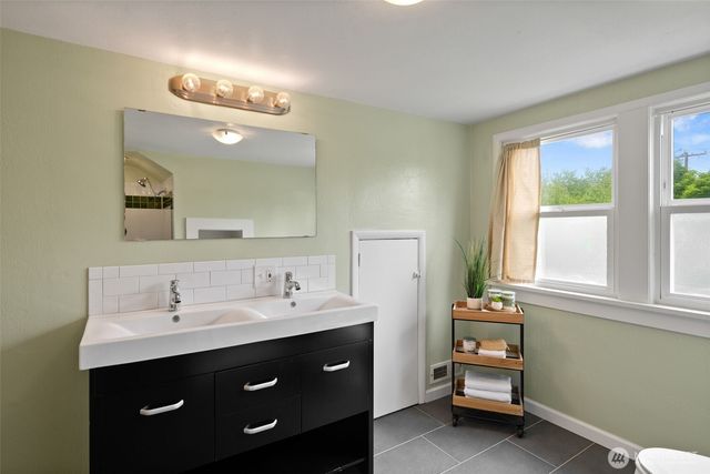 828 24th Avenue, Seattle, WA 98122