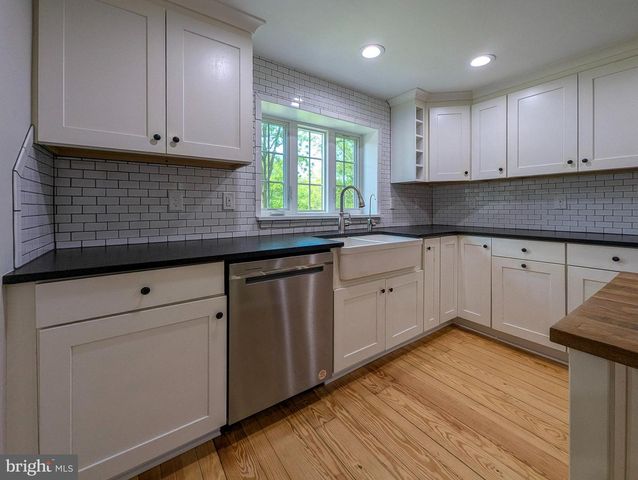 1390 CINNAMON DR, Fort Washington, PA 19034