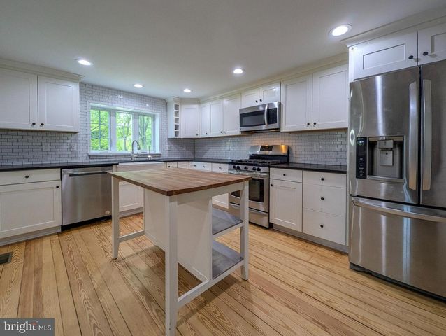 1390 CINNAMON DR, Fort Washington, PA 19034