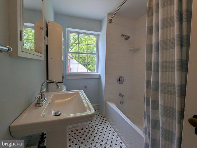 1390 CINNAMON DR, Fort Washington, PA 19034