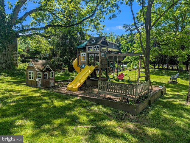 1390 CINNAMON DR, Fort Washington, PA 19034