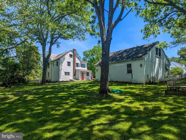 1390 CINNAMON DR, Fort Washington, PA 19034