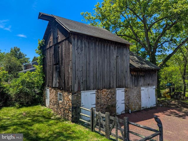 1390 CINNAMON DR, Fort Washington, PA 19034