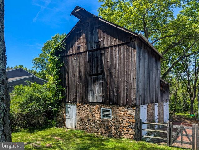1390 CINNAMON DR, Fort Washington, PA 19034