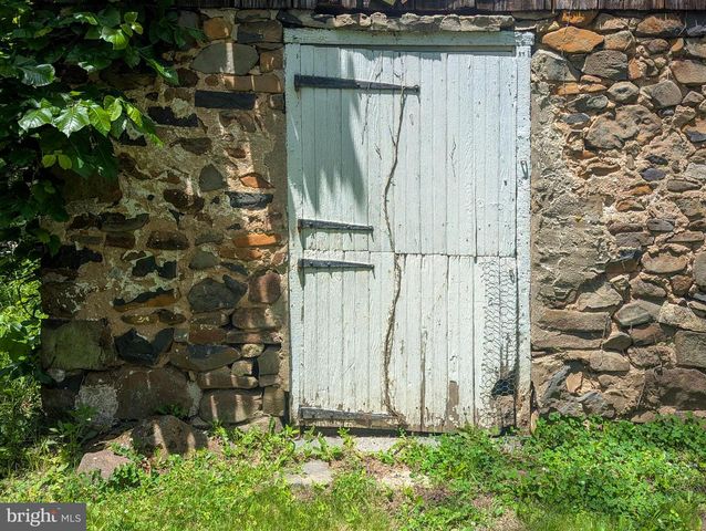 1390 CINNAMON DR, Fort Washington, PA 19034