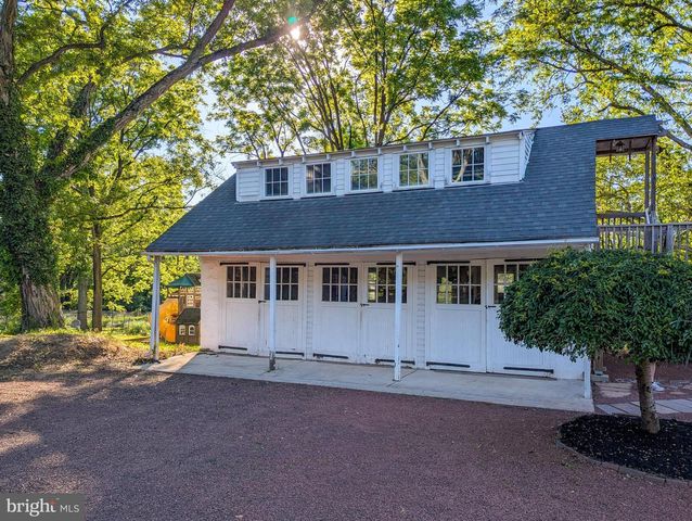 1390 CINNAMON DR, Fort Washington, PA 19034