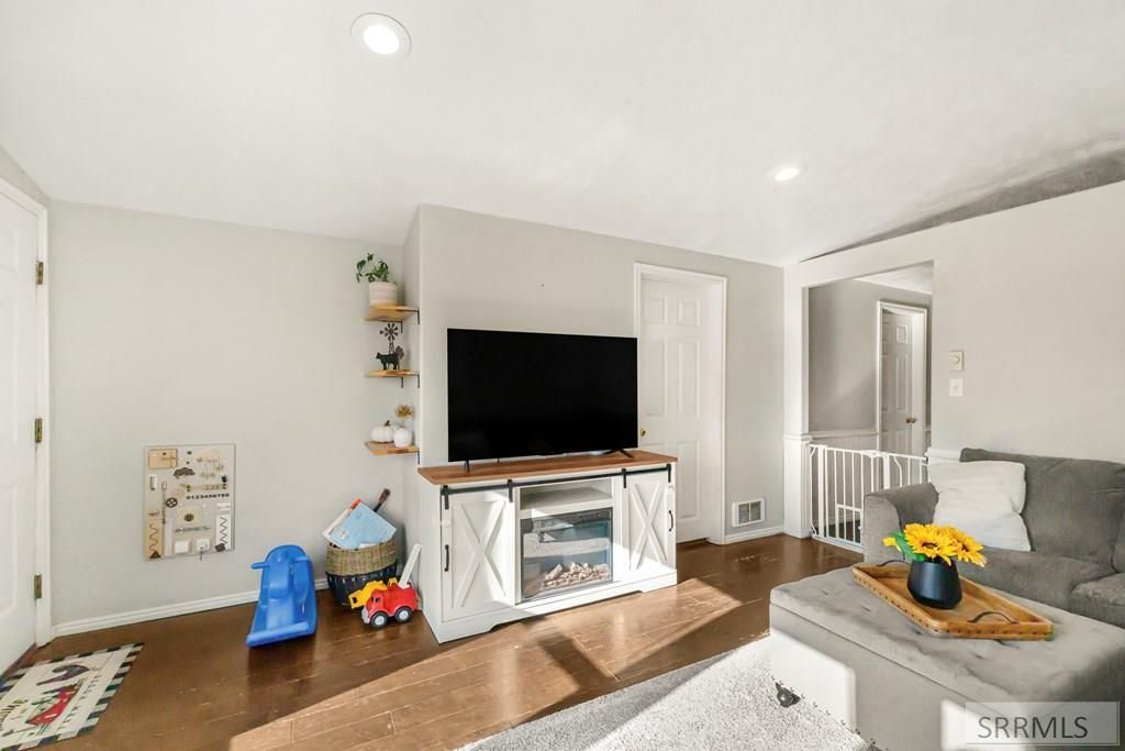 Image 4 of property listing at 2982 N 5th W, Idaho Falls, ID 83401