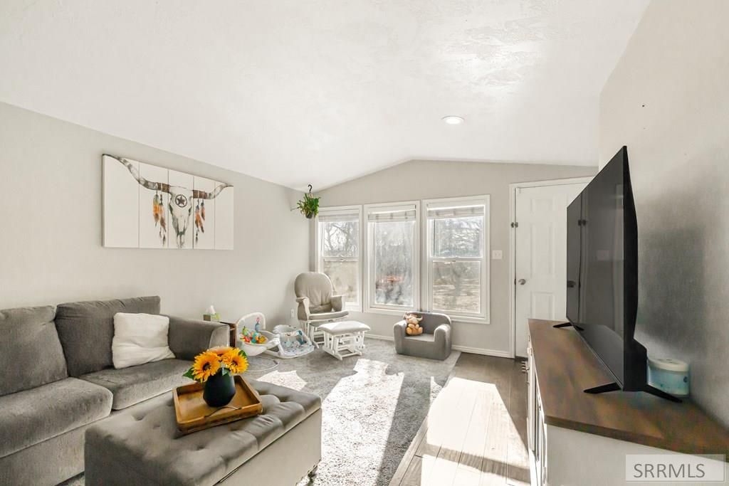 Image 5 of property listing at 2982 N 5th W, Idaho Falls, ID 83401