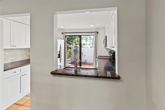 2375 LAKESIDE MEWS D2, Sarasota, FL 34235