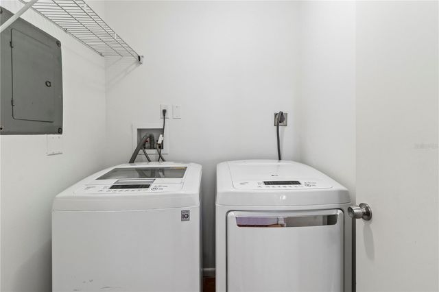 2375 LAKESIDE MEWS D2, Sarasota, FL 34235